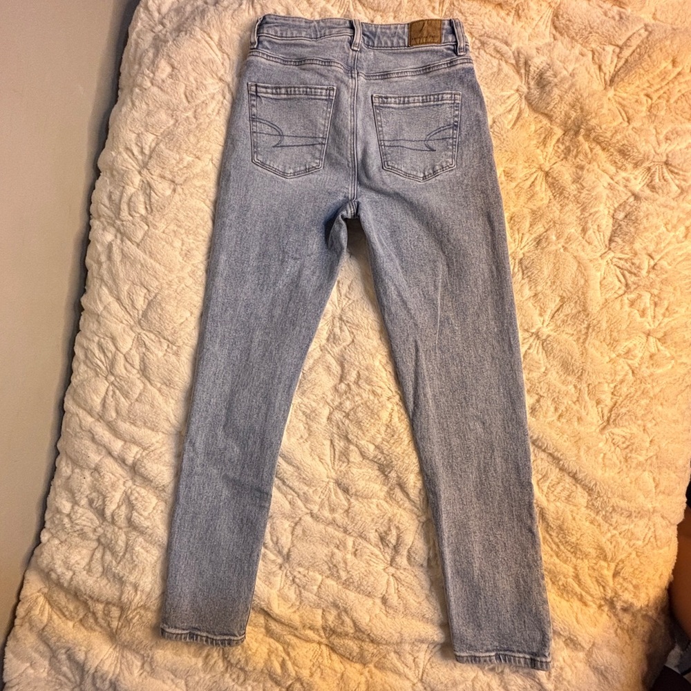 American Eagle Outfitters High Rise Light Wash Mom Jeans Size 0 - Picture 4 of 6